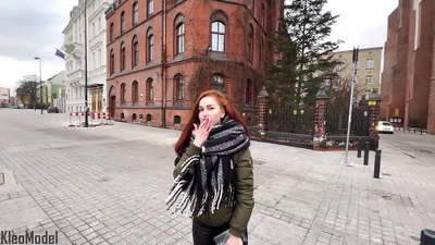 ʻO ke kiʻi lehulehu: ua hoʻopaʻa ʻia ke kaikamahine uʻi no ka iPhone a loaʻa i ka cum i loko o kāna pussy. CleoModel